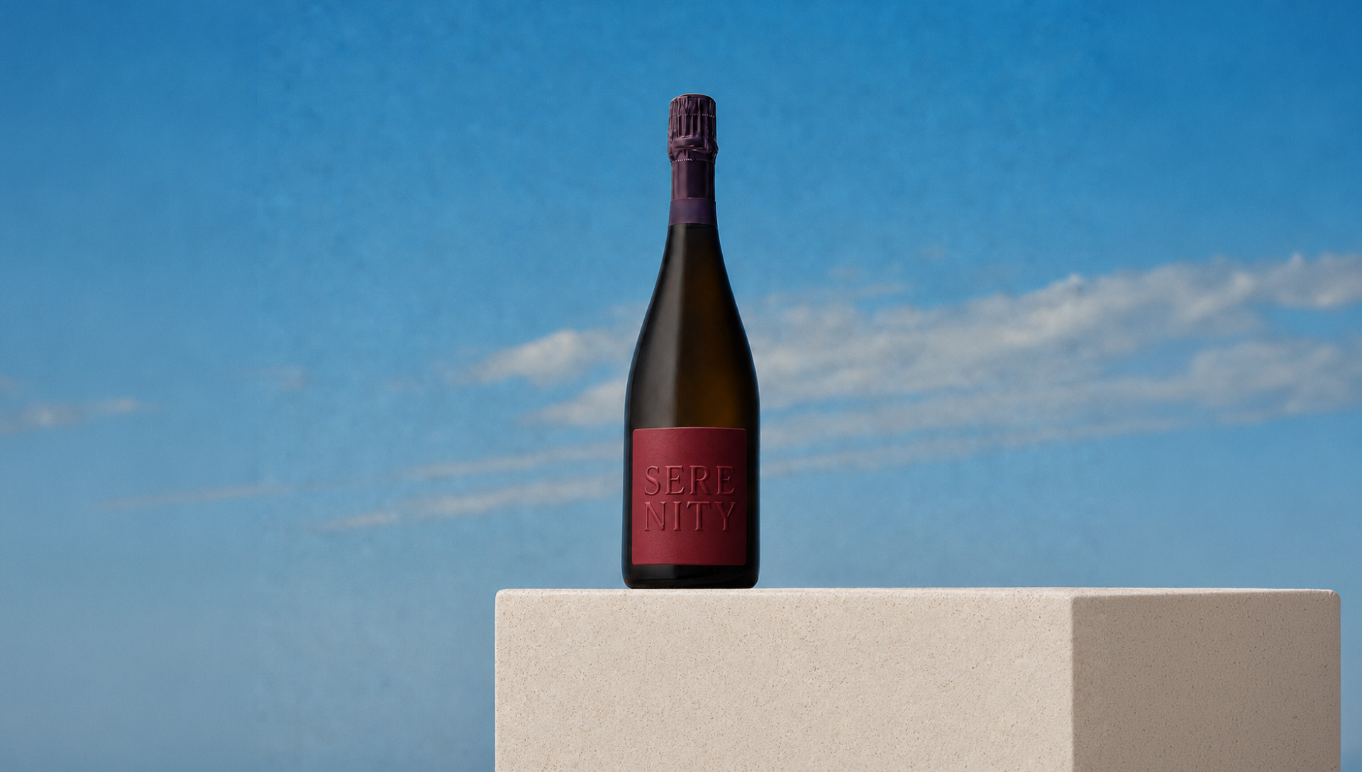 Une bouteille de Champagne Sérénity devant un ciel bleu